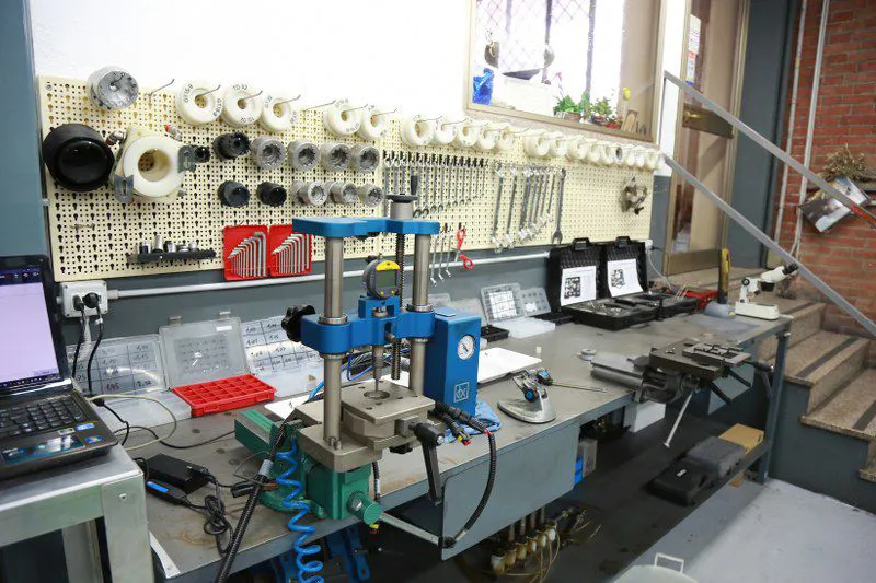 Interno officina Centro Diesel Valpantena